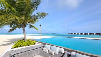 four-seasons-landaa-giraavaru-maldives-main-pool
