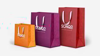 Mockup de bolsas de entrega de Sonqo Textilería Ancestral