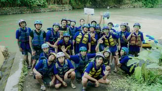 Peserta rafting menikmati makan siang bersama usai menyusuri Sungai Elo