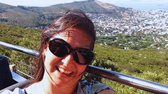 foto da autora no red bus visitando a cidade do cabo