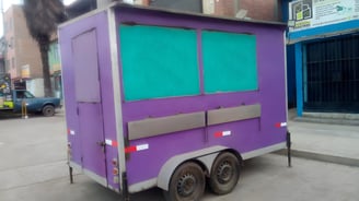 Vista frontal de carro de comida rápida antiguo de Remolca2 Foodtruck