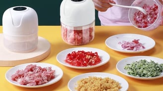 Mini processador triturador elétrico, compacto e prático para facilitar o preparo de alimentos.