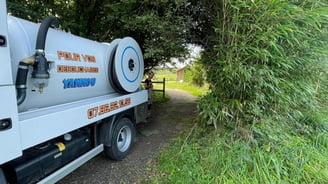 un camion hydrocureur équipé d'une cuve de stockage et de la haute pression