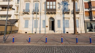 Fachada do Museu Atatürk em Izmir, destacando sua arquitetura histórica.