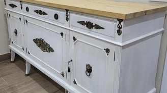 mueble recibidor restaurado con efecto madera y pintura de color gris