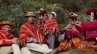 Convivencia entre hombres, mujeres y niños miembros de la Cooperativa Artesanal de Ollantaytambo