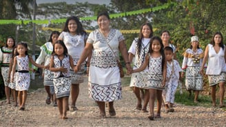 Mujeres y niñas caminando juntas de la Comunidad Yine