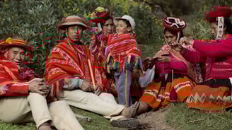 Convivencia entre hombres, mujeres y niños miembros de la Cooperativa Artesanal de Ollantaytambo