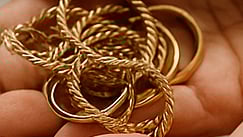 oro en las manos