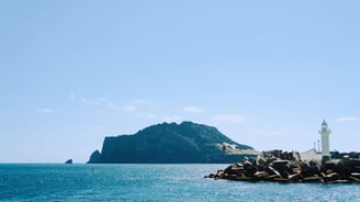 Vista do navio para ilha Jeju na entrada do porto. 