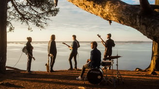 cliché à l'aube en contrejour d'un groupe de musique