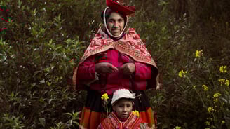 Madre e hijo miembros de la Cooperativa Artesanal de Ollantaytambo