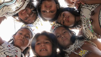 Grupo de niños en círculo de la Comunidad Yine