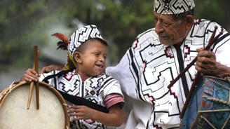 Niño y anciano de la Comunidad Yine