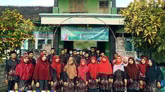 Foto bersama para guru Mtss NW Senyiur