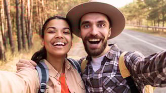 Casal viajando