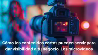 Cámara de fotos y vídeo grabando a una mujer