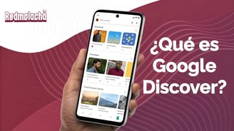 Un smartphone enseñando la pantalla con las tarjetas de Google Discover
