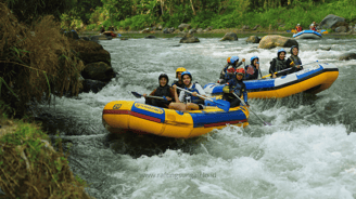 Menyusuri jeram Sungai Elo Magelang dalam pengalaman rafting yang aman dan menyenangkan.
