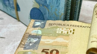 muitas notas de reais.