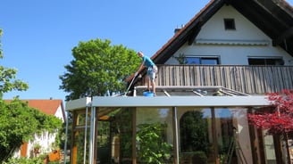 Ein Wintergarten wird im Sommer gereinigt. 