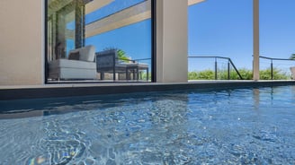 Piscine miroir face à la mer dans une villa à Bandol