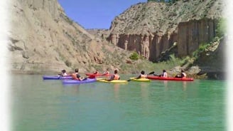 Alquilar kayaks para explorar el embalse