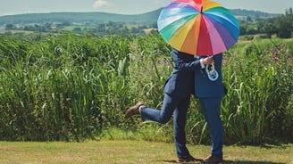couple homosexuel sous un parapluie