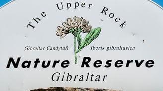 foto da placa da reserva natural de Gibraltar