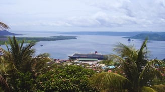 vista da ilha para o navio em tour em Rabaul