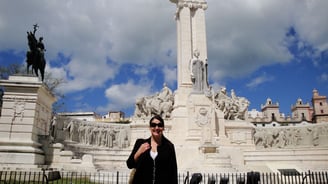 Foto da autora em frente ao monumento em Cádiz.