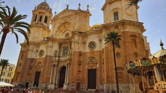 Vista da Catedral de Cádiz a partir do centro histórico.