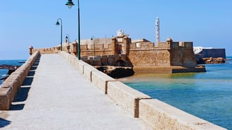 Vista do Castelo de San Sebastián na praia de Cádiz.
