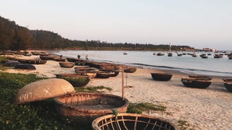 foto dos barcos na praia em chan may vietna proximo ao porto