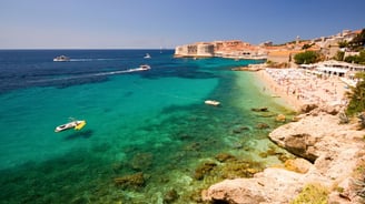 Vista da praia Banje em Dubrovnik.