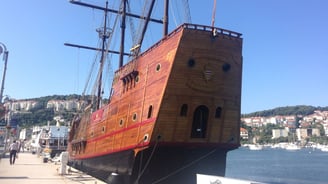 Barco de madeira histórico em Dubrovnik.