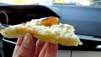 Foto da autora degustando pizza em Haifa.