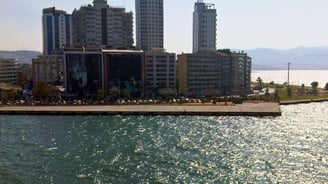Vista do navio para a cidade de Izmir ao chegar no porto, mostrando a costa e o skyline urbano.