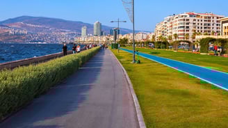 Kordon, o calçadão à beira-mar de Izmir, com pessoas caminhando e o Mar Egeu ao fundo.
