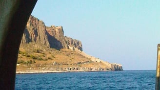 Vista de Monemvasoa no tender voltando ao navio.