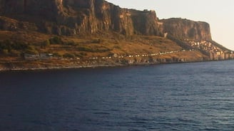Vista de Monemvasia chegando de navio.