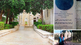 Autora no jardim da Basílica da Anunciação, em frente à estátua do Papa Paulo VI