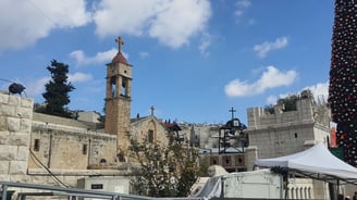 Igreja de São Gabriel em Nazaré, destacando sua arquitetura simples e significado religioso.