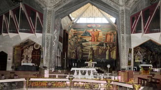 Vista interna da Basílica da Anunciação em Nazaré, destacando o ambiente de cruzeiro religioso.