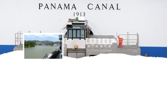 Vista das eclusas de Gatún no Canal do Panamá, com navio em trânsito e estrutura mecânica em destaque.