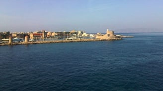 Vista do convés chegando ao porto de Piraeus na Grécia.
