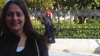 Foto da autora em frente a guarda real em Atenas.