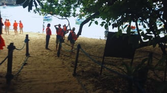 Grupo se preparando para a volta a Sabang, com barcos alinhados à espera.