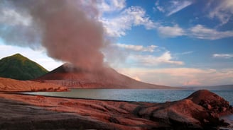 Vulcão ativo em Rabaul, Nova Guiné.