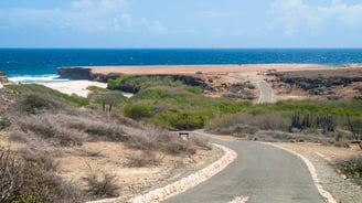 Estrada na chegada do parque de Arikok em Aruba.